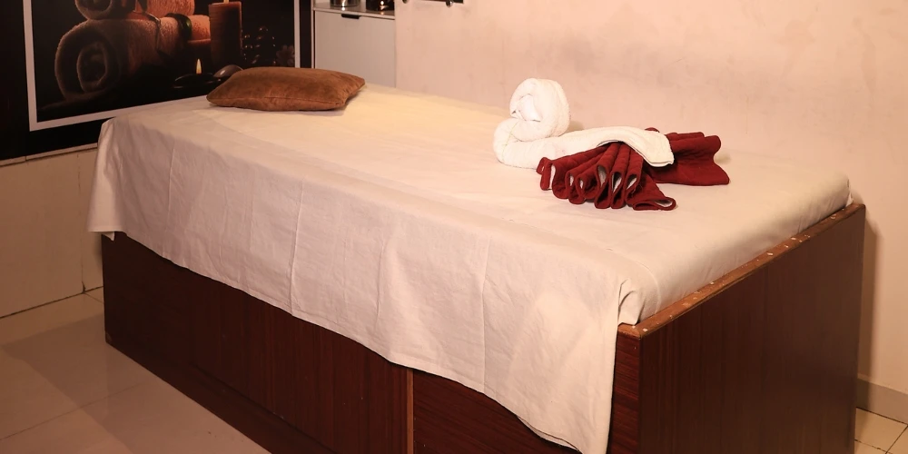 Hot stone massage therapy at Sutra Day Spa, Surat